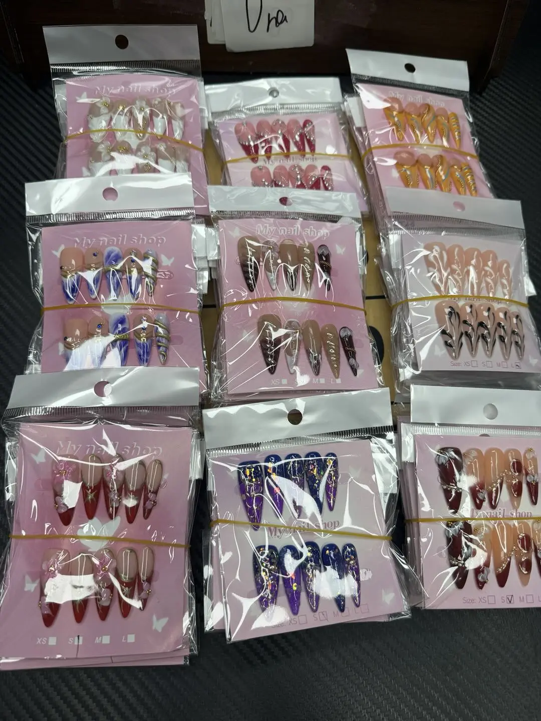 Una(14065)gc.40$ get 20 pairs of random stilettos nails. We have different styles.