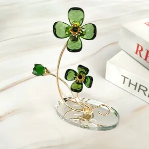 1pc crystal four-leaf clover paperweight. Very suitable for flowers and crafts, birthday gifts, Thanksgiving gifts, souvenirs and desktop decoration.