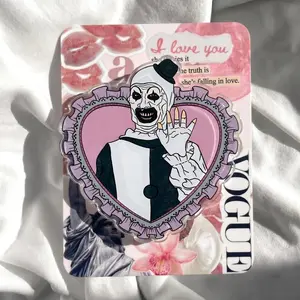 Scary Clown Heart Phone Grip - Aesthetic Coquette Horror Movie Phone Stand - Creepy Cute Acrylic Phone Holder - Pastel Goth Slasher Vintage Collage Phone Top