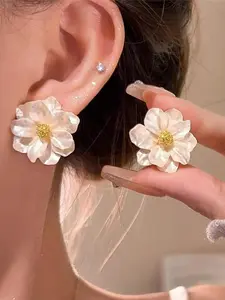 Boho White Flower Acrylic Earrings Vintage Charm 3D Resin Gardenia Camellia Pear Blossom Flowers Plant Lightweight Floral Stud Earrings for Women Wedding Bridal Birthday Party Trendy Jewelry Gifts Studs Earrings