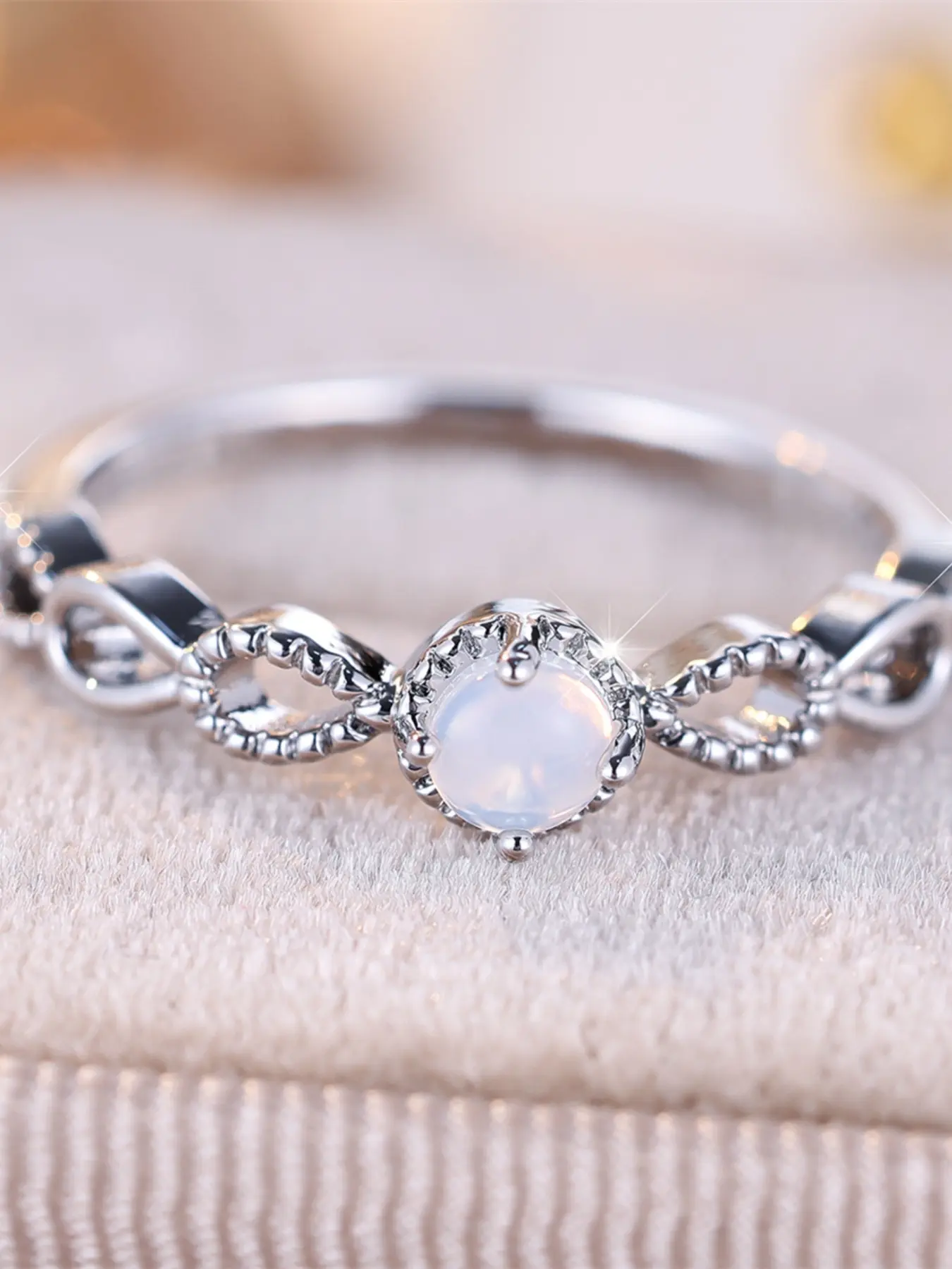 A new water-themed four-prong circular hollow water drop Geometric Design zircon Jewelry Ring made of synthetic white crystal, stylish, minimalist, suitable for women to wear during weddings.