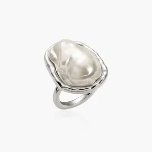 en route Wonder Pearl Ring in Silver, Lustrous Pearl & Sleek Silver Tones, A Versatile Piece for Daily Wear, Stacking, or Solo Styling