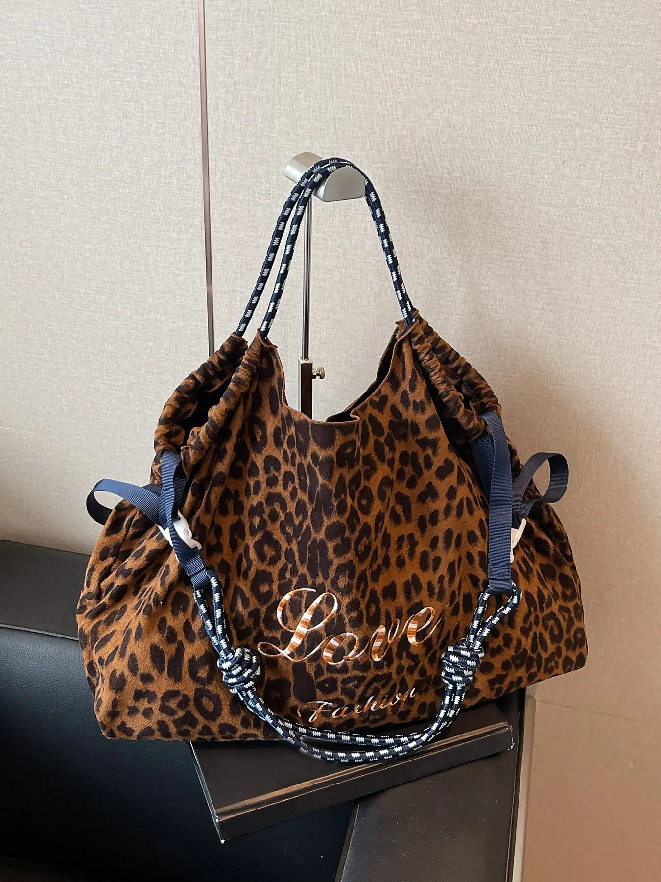Retro casual versatile leopard print drawstring tote bag, Casual Fashion Bag, embroidered letters embellished, contrasting woven shoulder straps, lazy and relaxed style, a versatile item for daily commuting out of the street, Stylish Versatile Bag