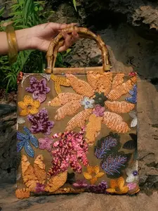 Hand-embroidered flower handbags with retro bamboo handles, three-dimensional beaded flower bags with simple exquisite style,   versatile one-shoulder handbags ，niche design fashionable  artistic sense bag, Stylish Versatile Bag