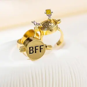 An innovative and adorable animated ring accessory that vividly depicts the sweet bond between friends. It is perfect for giving to your best friend.2pc