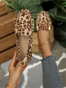 A pair of women's new spring large-size round-toe slip-on casual loafers, Walking Shoes, lightweight and soft, with a flat sole design and breathable round toe, Casual Flats