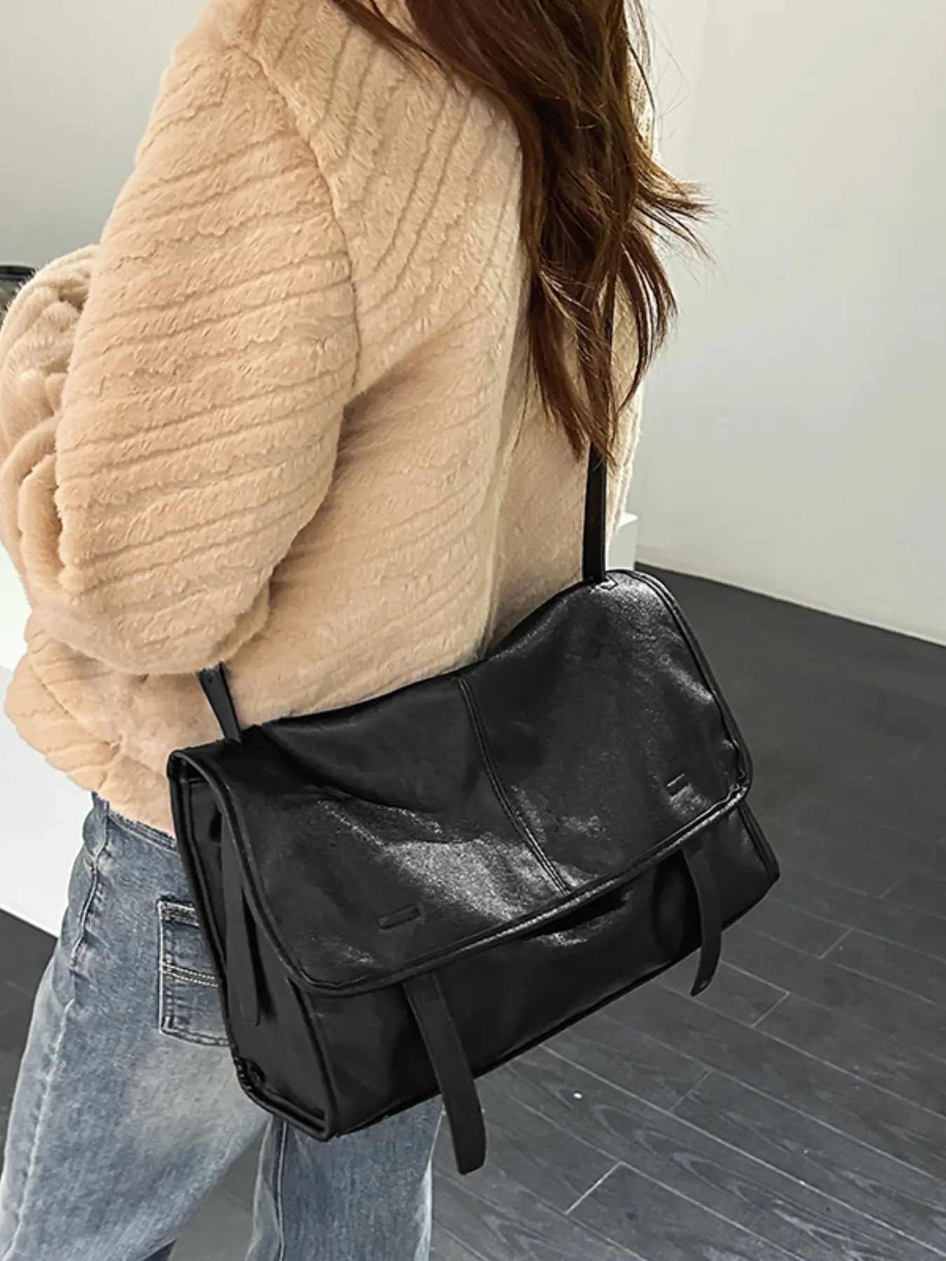 Vintage Leather Messenger Bag, Large Capacity Commuter Shoulder Bag, Casual Crossbody Handbag, Everyday Shoulder Bag, All Seasons Plain Style, Leather Bags, Casual Shoulder Purse, Crossbody Purses, Handbags Crossbody
