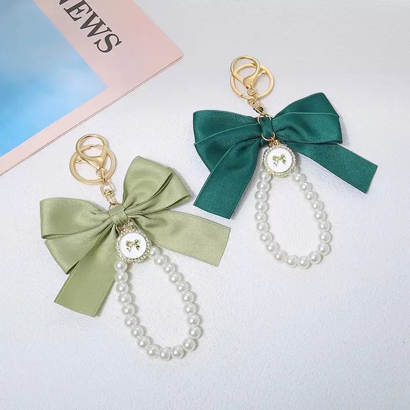 【Elegant】A fashionable bow pearl keychain delicate bow matched glossy pearls, lovely ornament for keys and handbag decoration