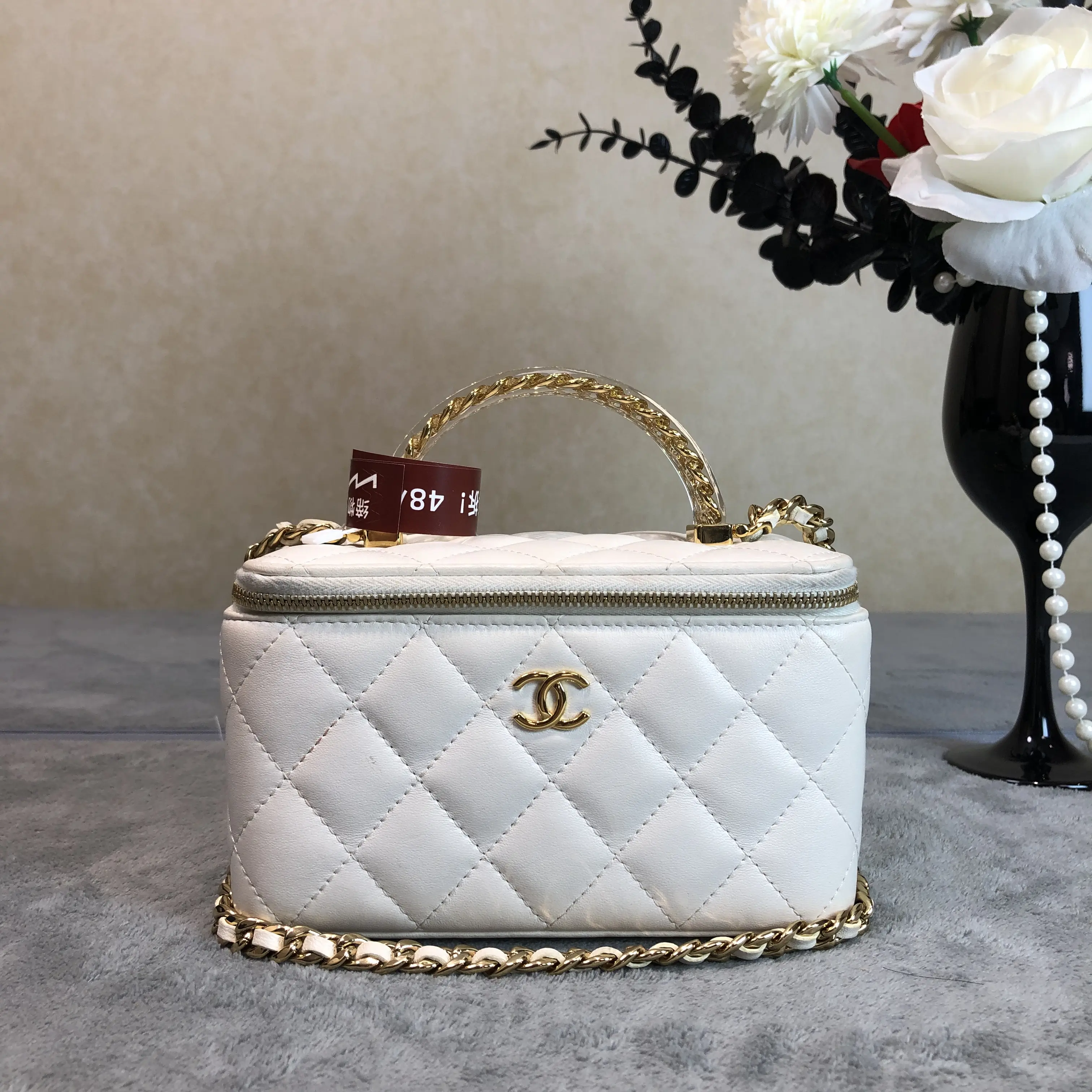 Pre-owned CHANEL leather Crossbody Bags White Lambskin Quilted Vanity Case Chain Handbag 380872