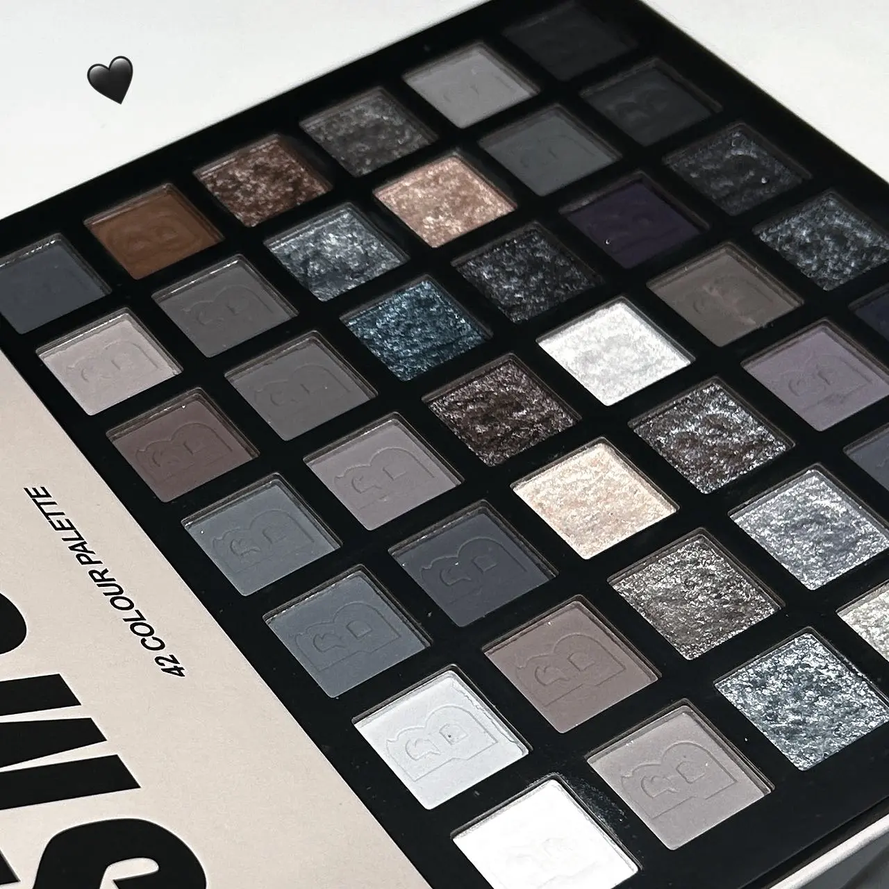 42-color Smoky E Eyeshadow Palette, Matte And Glitter Eye Shadows Palette For Women & Girls, Eye Makeup Product, Glitter Shimmer Eyeshadow.Highly Pigmented with Natural Blurring Effect | Fine Powder No Fallout ! Cosmetic
