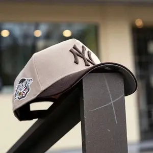 New Era 9FORTY New York Yankees Beige Adjustable Cap – Brown Embroidered Logo Side Patch Hat