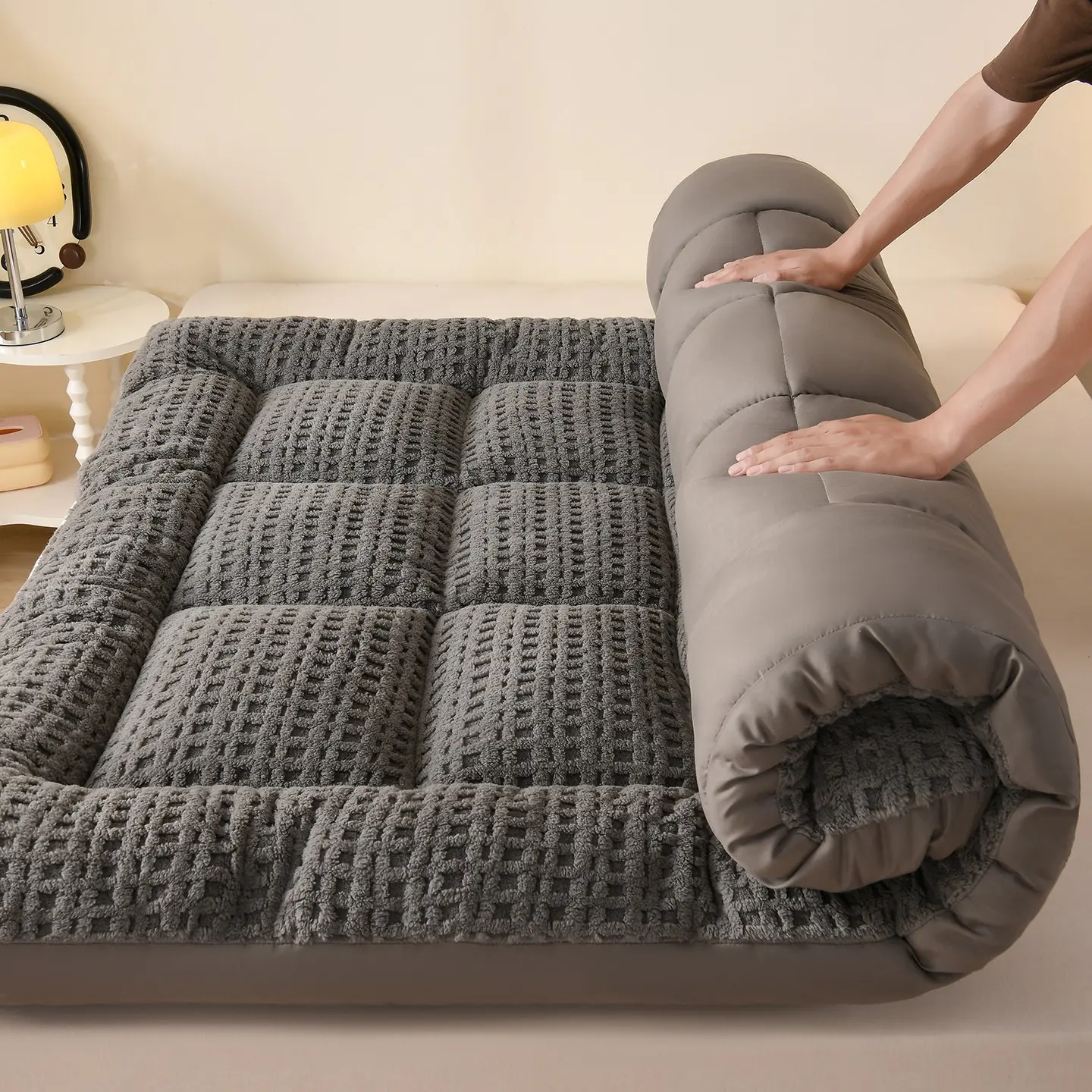 1pc Pure Color Anti-Fluffy Ultra Soft Warm Thick, Milk Velvet Embossed Fabric, Foldable, Soft Mattress Pad, Bed Topper, Suitable for Bedroom