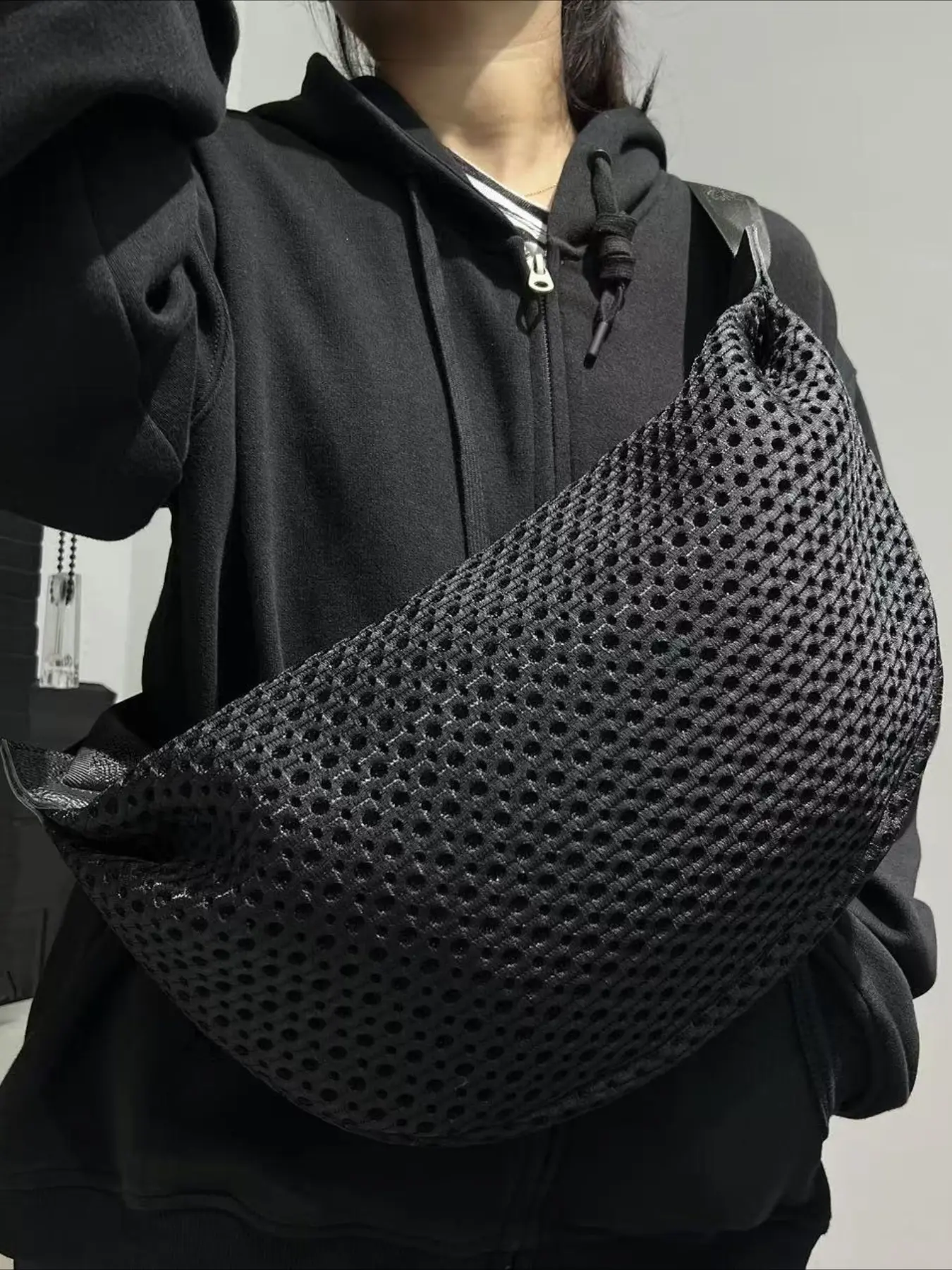 Ladies' mesh lightweight chest bag, Multifunctional chest bag, crescent shaped casual sports outdoor running crossbody bag, vacation integrated bag, handbag, sports bags
