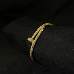 BRAZALETE DE CLAVO