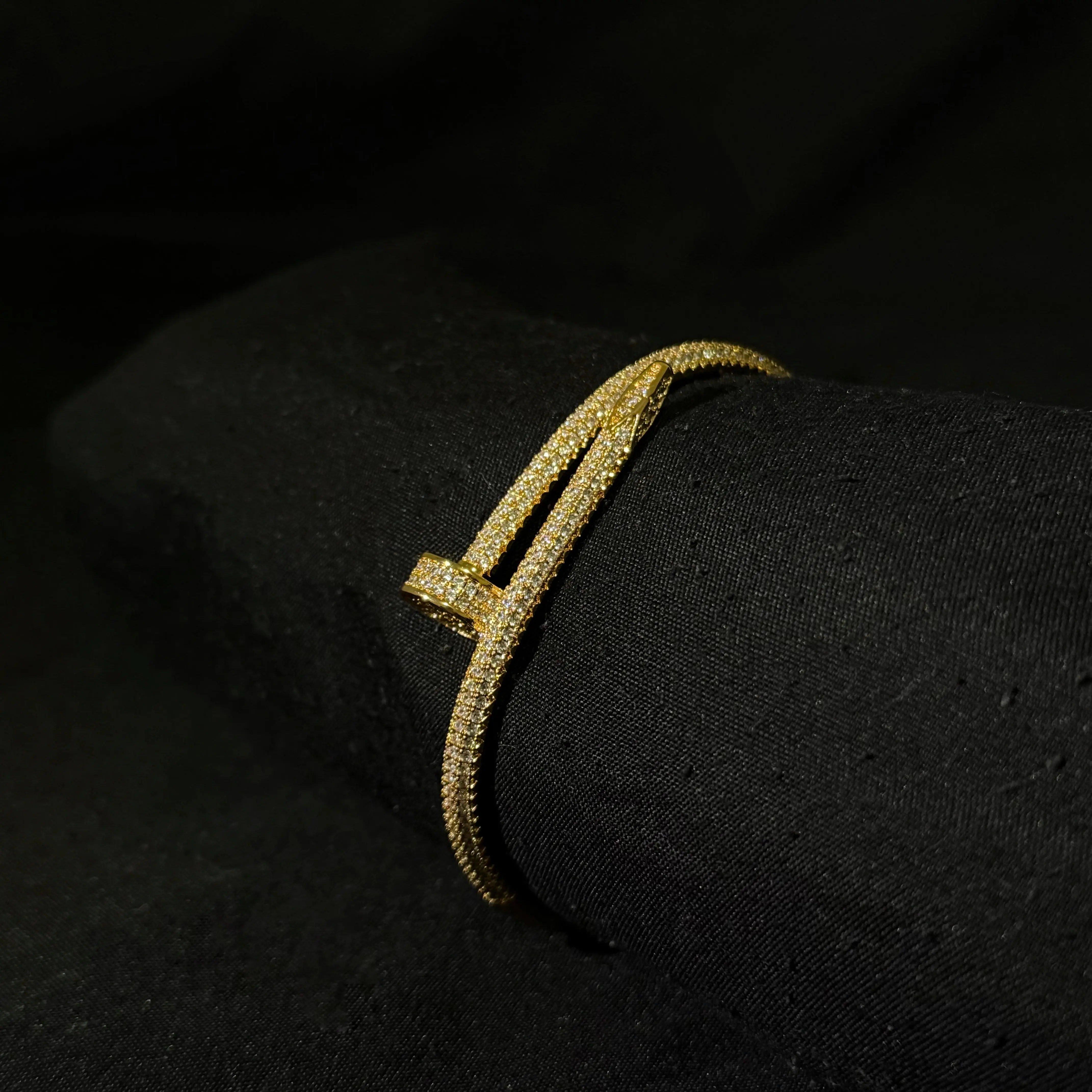 BRAZALETE DE CLAVO BRAZALETE DE CLAVO