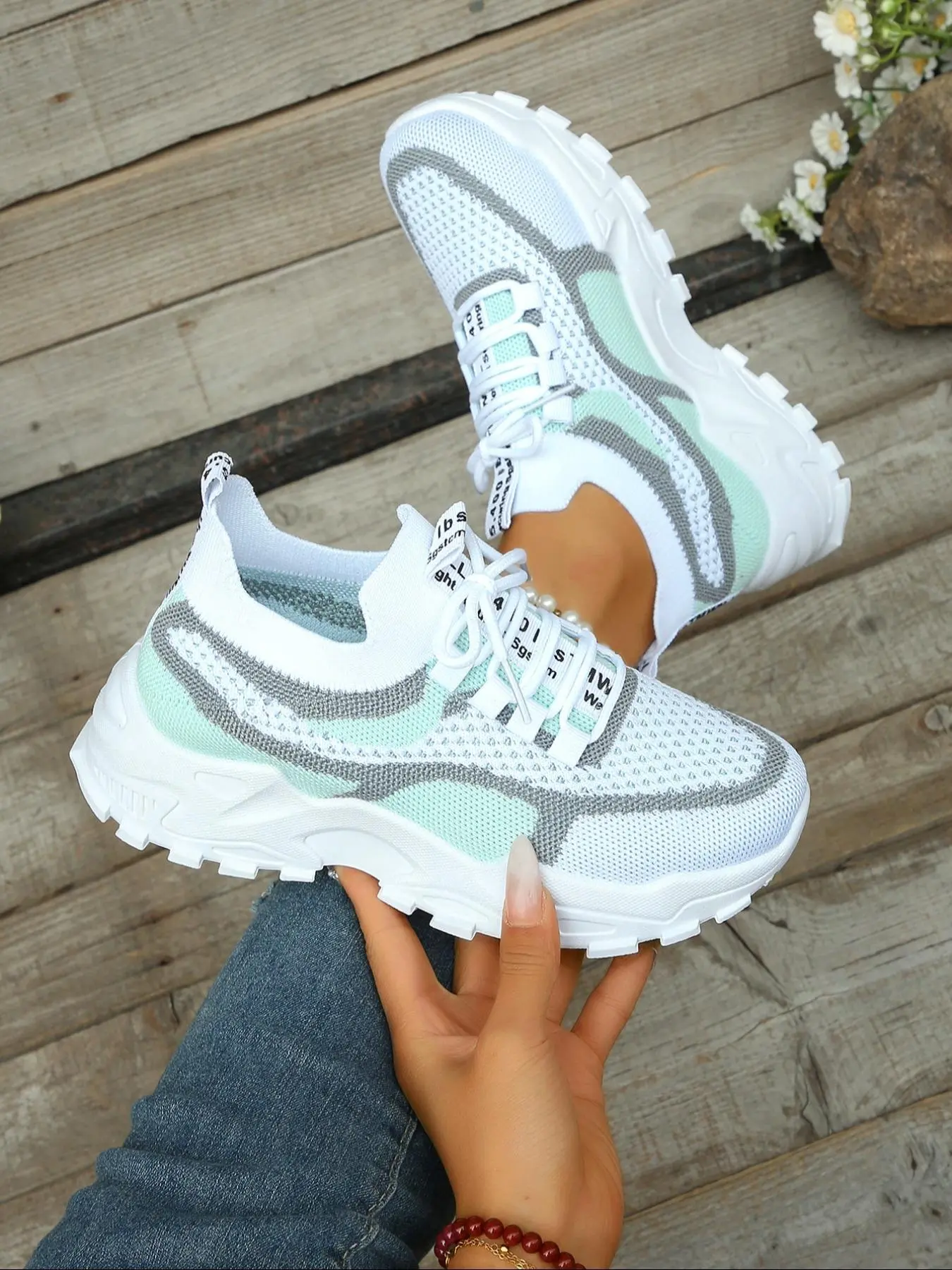 Women's breathable lace-up sneakers, Lightweight casual sneakers, All seasons sneakers, Casual athletic sneaker, all-day comfortable shoes, breathable design suitable for active lifestyles, suitable for daily leisure and commuting