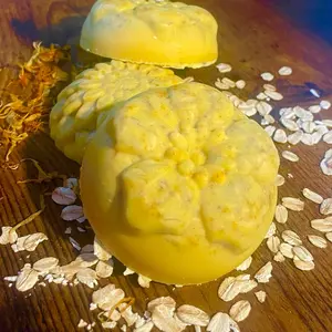 Purple Thumb Skin Brightening Body Soap - Yellow Soap with Cleansing Properties - Cleanser Skincare Comfort Moisturizing Soothing Turmeric
