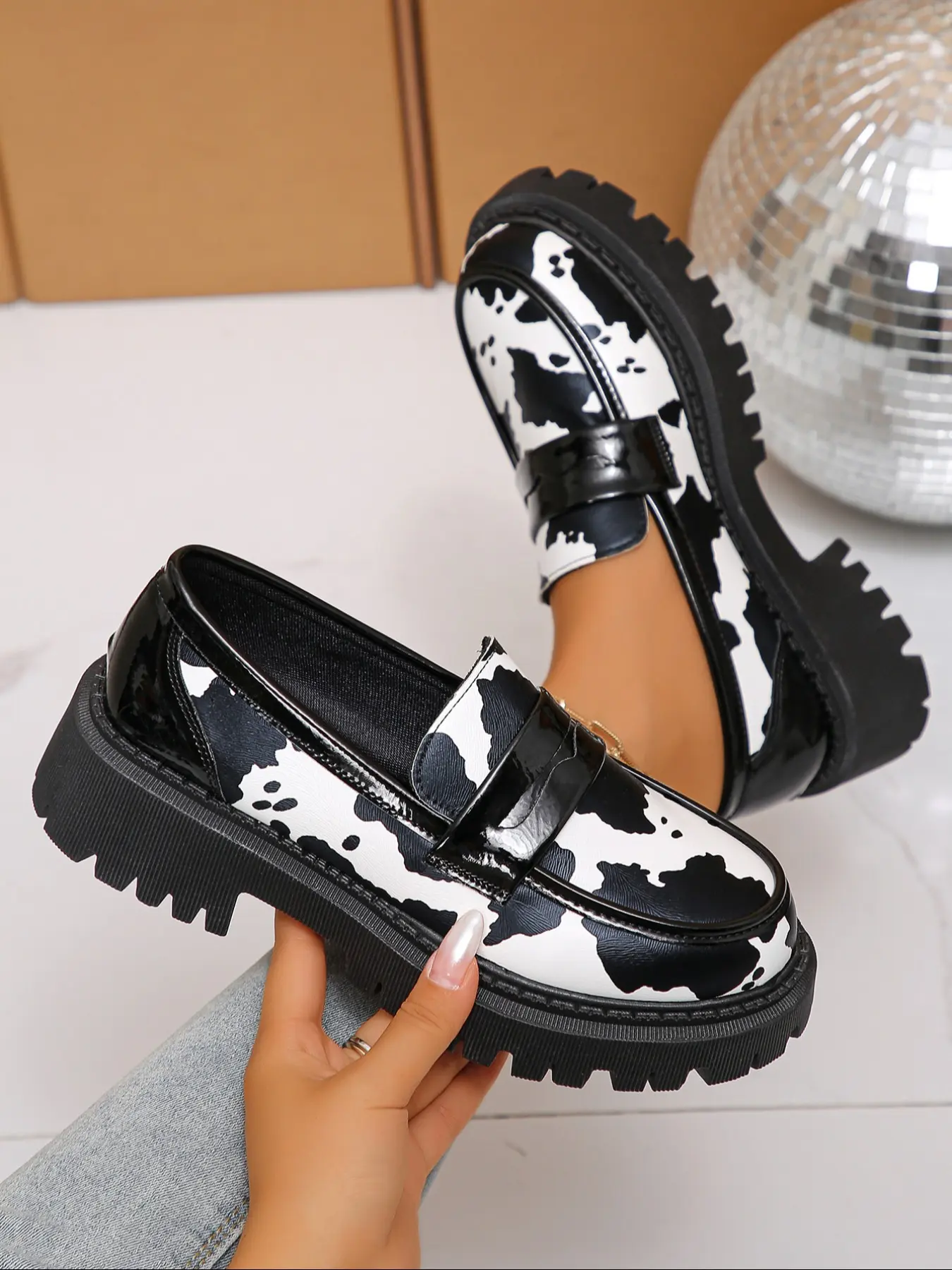 Women's new fashionable casual flat loafers, cow print design, simple and trendy and versatile women's single shoes, suitable for various casual occasions and commuting wear in daily life, back-to-school season with jeans and short skirts