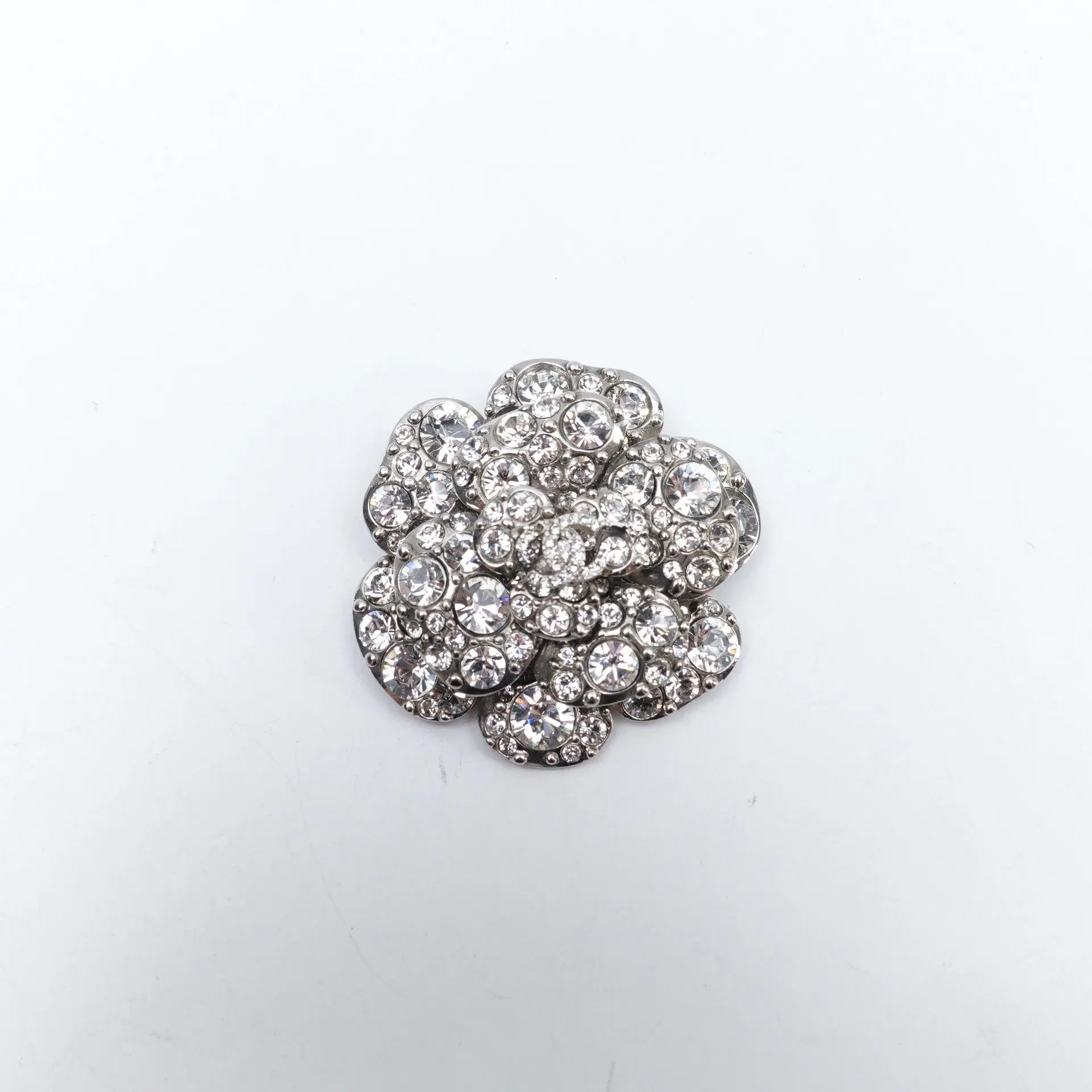 Pre-owned CHANEL Silver Tone Crystal Camellia Brooch T10428118
