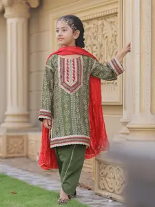 Green Chunri Traditional Pattern Block Printed Shirt for All Seasons Mehndi Green Cotton with Lace Detailing & Maroon Dupatta Set