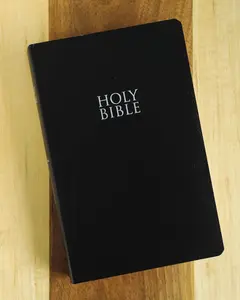 NIV Gift and Award Bible (Leather-Look Black Edition) – Red Letter Comfort Print