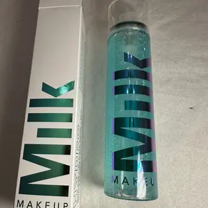 MILK MAKEUP Hydro Grip Dewy Long-Lasting Setting Spray With Hyaluronic Acid + Niacinamide