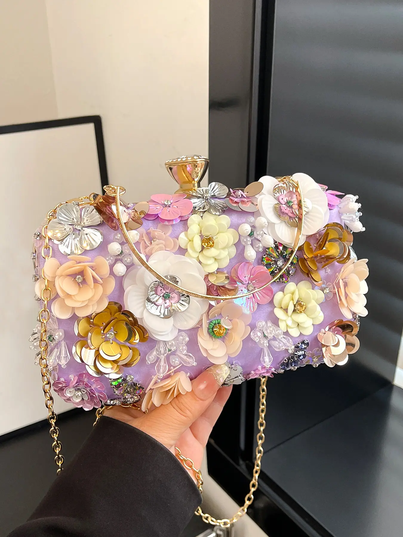 Dreamy purple three-dimensional flower fashion dinner bag, Stylish crossbody, Elegant bag, decorated with three-dimensional flower crystal pendant, shoulder crossbody bag with chain, retro gold lock romantic handbag, suitable for dance, date, etc.