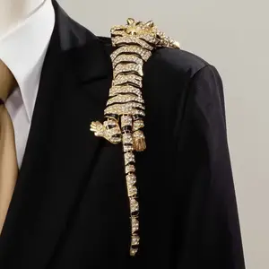 Zinc Alloy Rhinestone Vintage Tiger Brooch Heavy Inlay Full Diamond Brooch Light Luxury Fashion Accessories