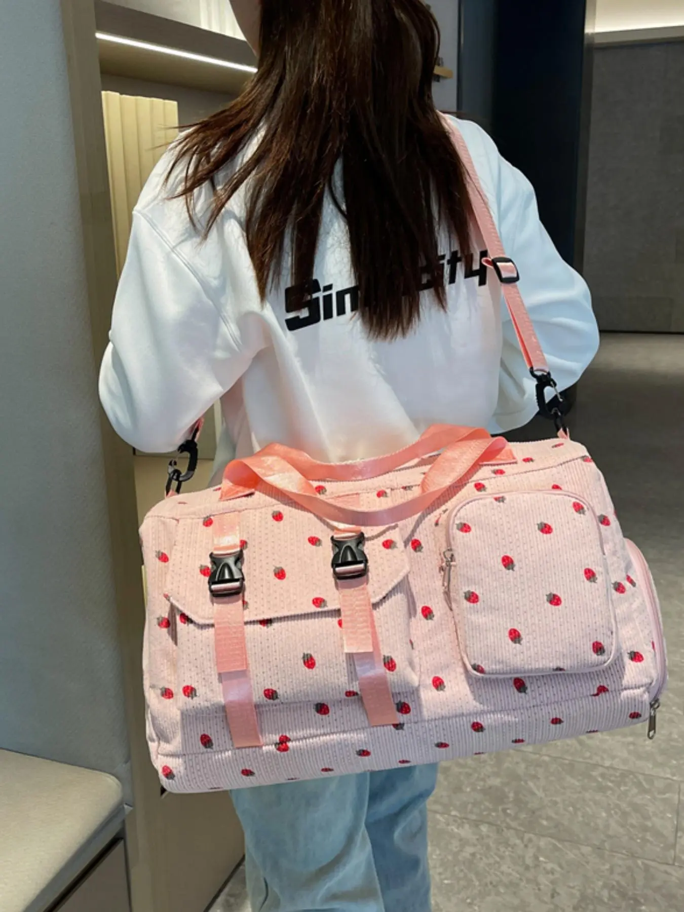 Cute Strawberry Print Large Capacity Lightweight Travel Duffle Bag, Handheld Gym Yoga Bag, Dry Wet Separation Commuter Luggage Organizer, Travel Duffel Bag