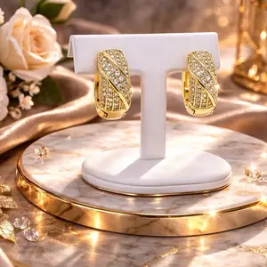Aretes Huggie Luxe Pavé – Acabado Oro 14K con Zirconias