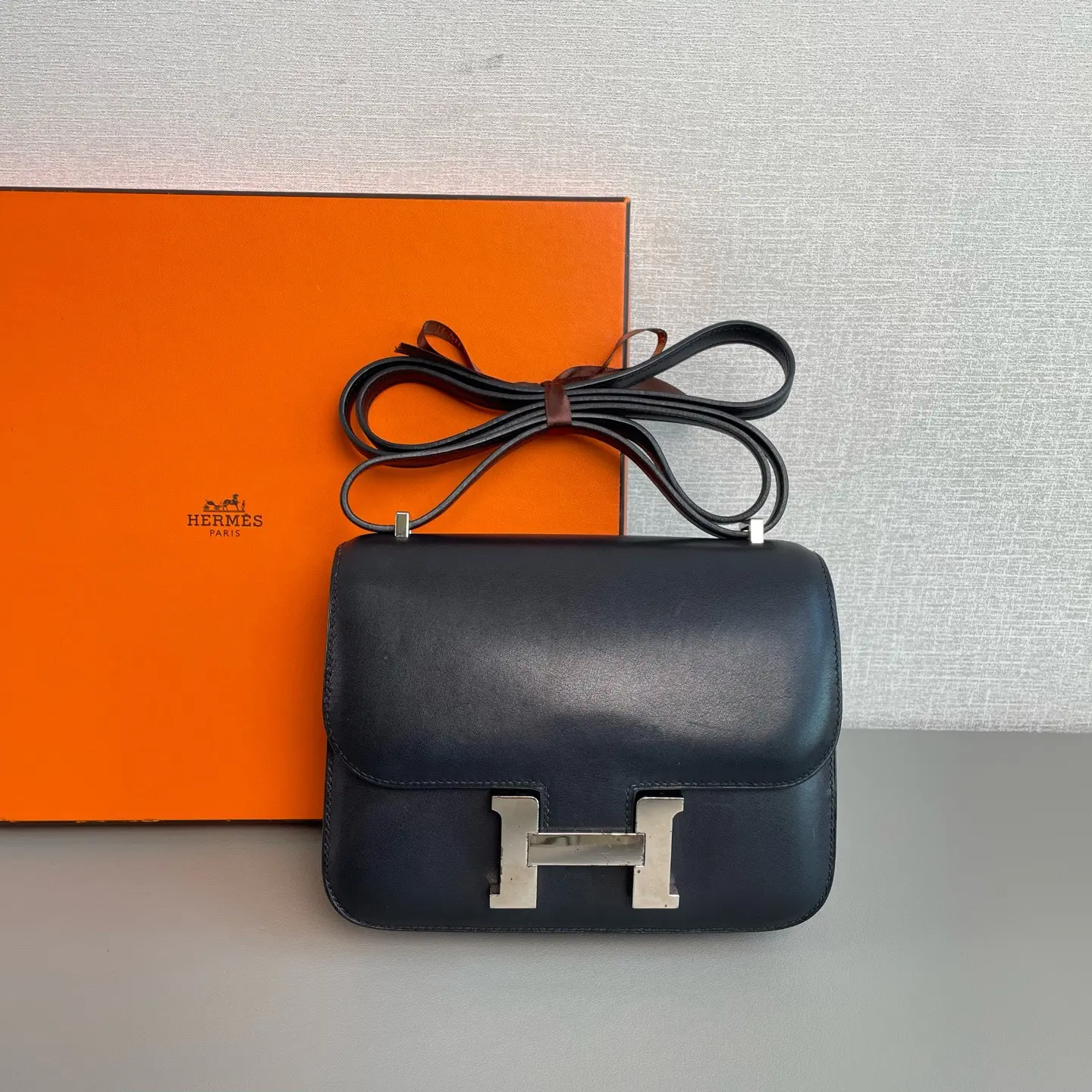 Pre-owned HERMÈS Constance 19 Black Swift Leather Shoulder/Crossbody Bag with Silver Hardware – 98% New