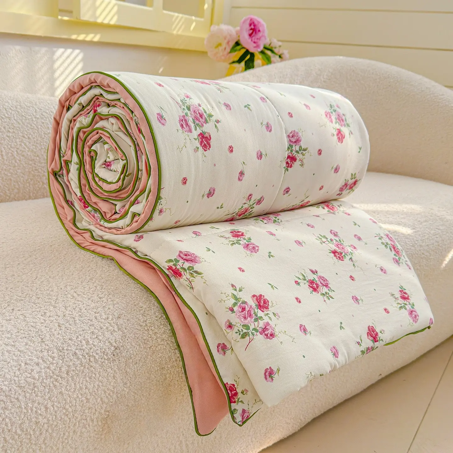 Pink Floral Summer Light Quilt, Lightweight Quilts: A soft, skin-friendly, lightweight air-conditioning quilt and summer cooling blanket, perfect for summer bedrooms, offices, living rooms, Breathable Summer Quilt
