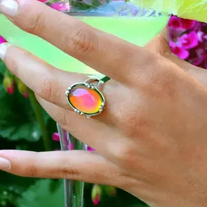 1pc Retro Mood Ring for Girls with Glass Inlay, Copper Body, Fashion Accessory, Ideal Everyday Wear and Parties Perfect Gift for Family, Friends, Loved Ones