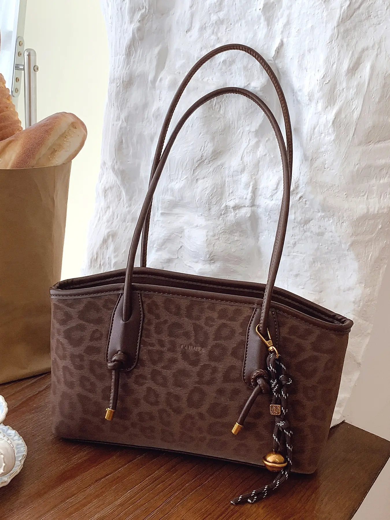 Textured and stylish leopard print tote bag, Classic shoulder bag, casual and versatile one-shoulder handbag, one-shoulder commuter bag, paired with exquisite pendants, suitable for dating, shopping and other occasions