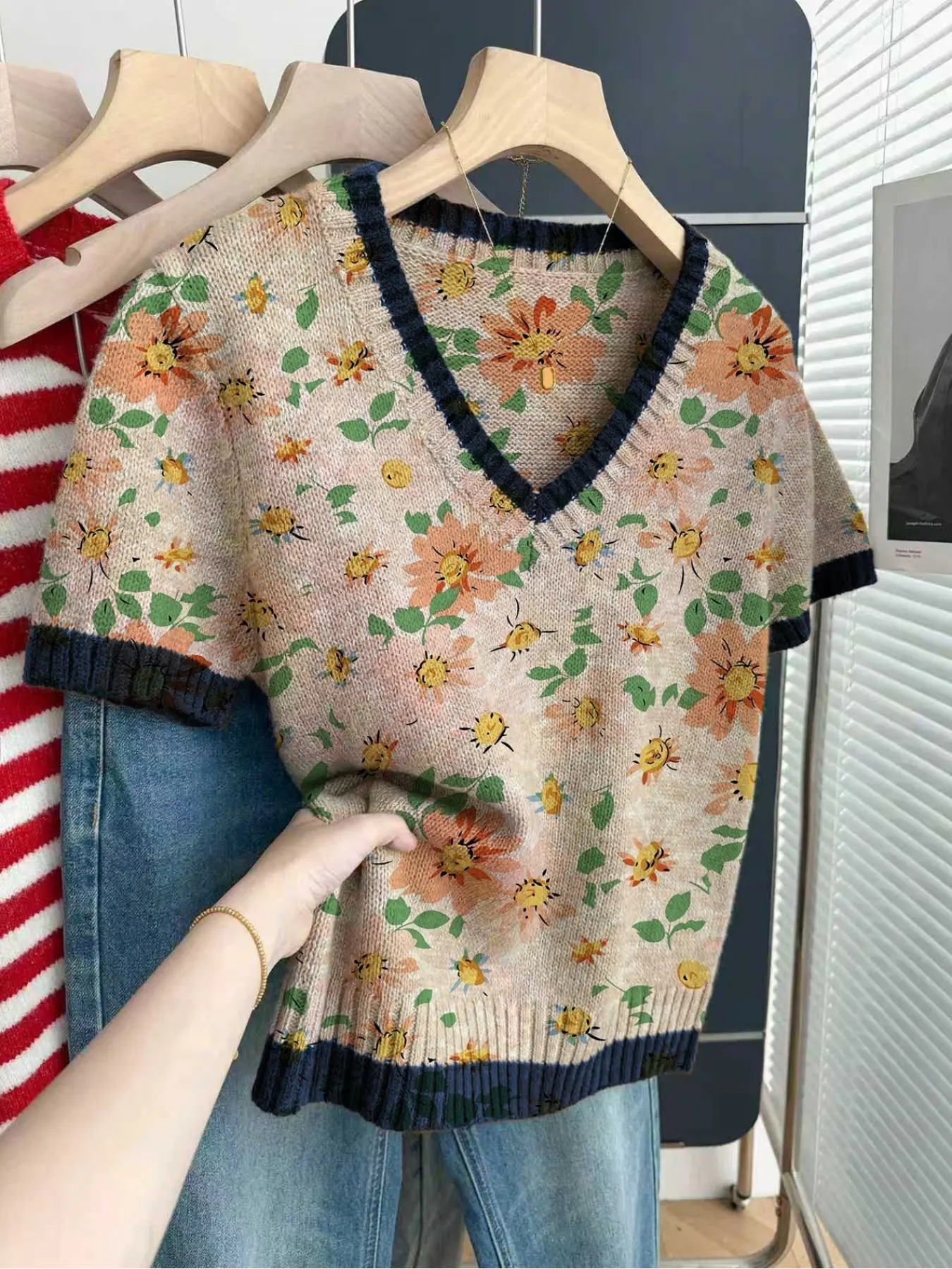 Casual loose V-neck short-sleeve knit top with contrast trim and all-over floral print. Perfect for spring andsummer, ideal for women's daily wear. Available in khaki and other styles Fashion Knitwear