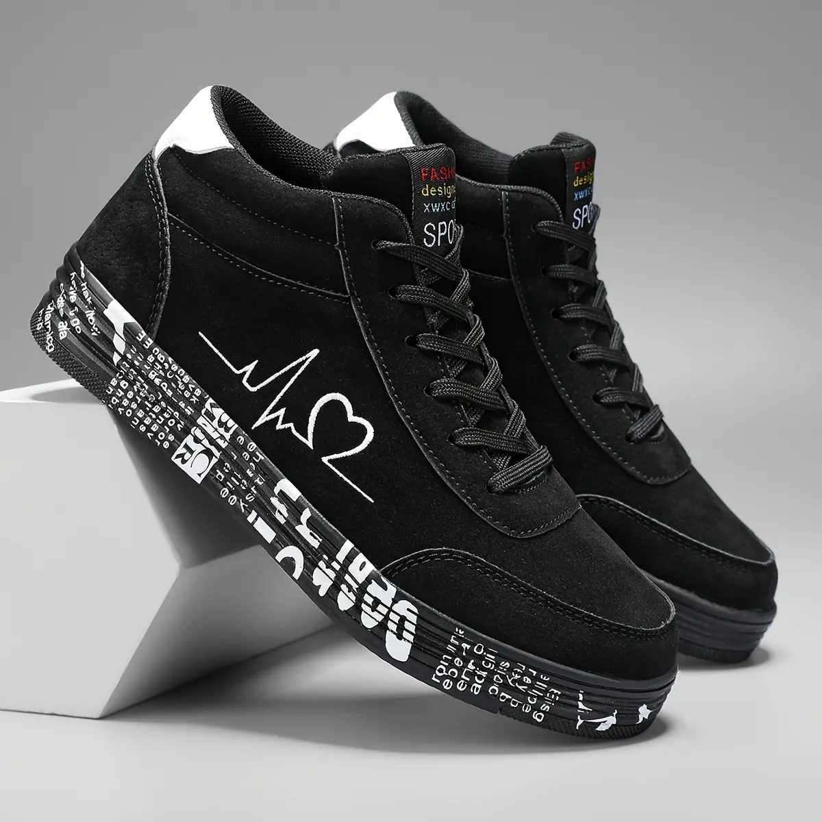 Men's casual shoes men's and women's summer breathable canvas board shoes large size men's shoes Valentine's Day gift birthday gift couple's skateboard shoes trend versatile street love help women's shoes