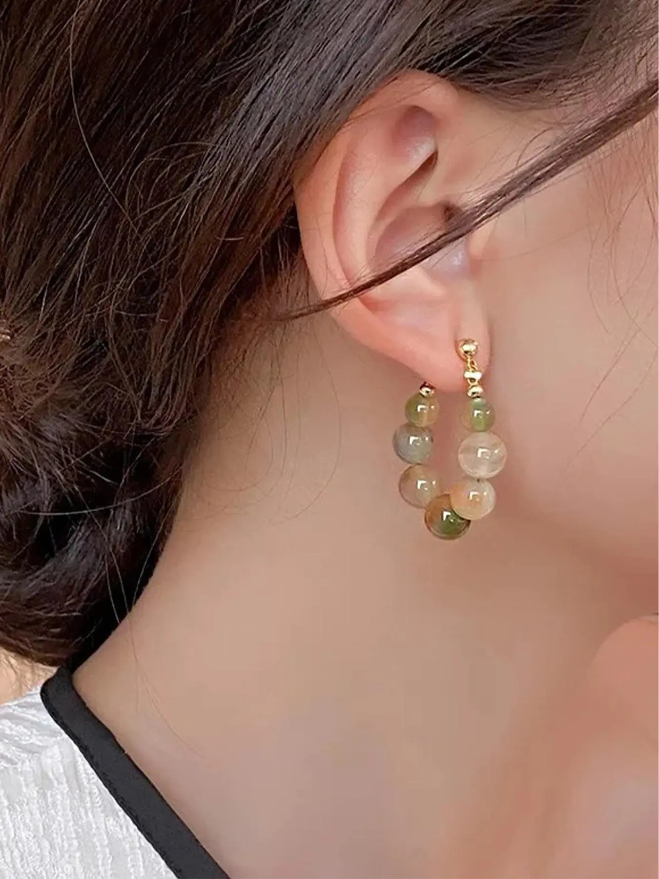 A pair of fashionable colored beaded Dangling Huggie Hoop Shape Earrings Jewelry for women are suitable for daily wear, vacation dates, and other occasions, and are also a surprising and exquisite small gift