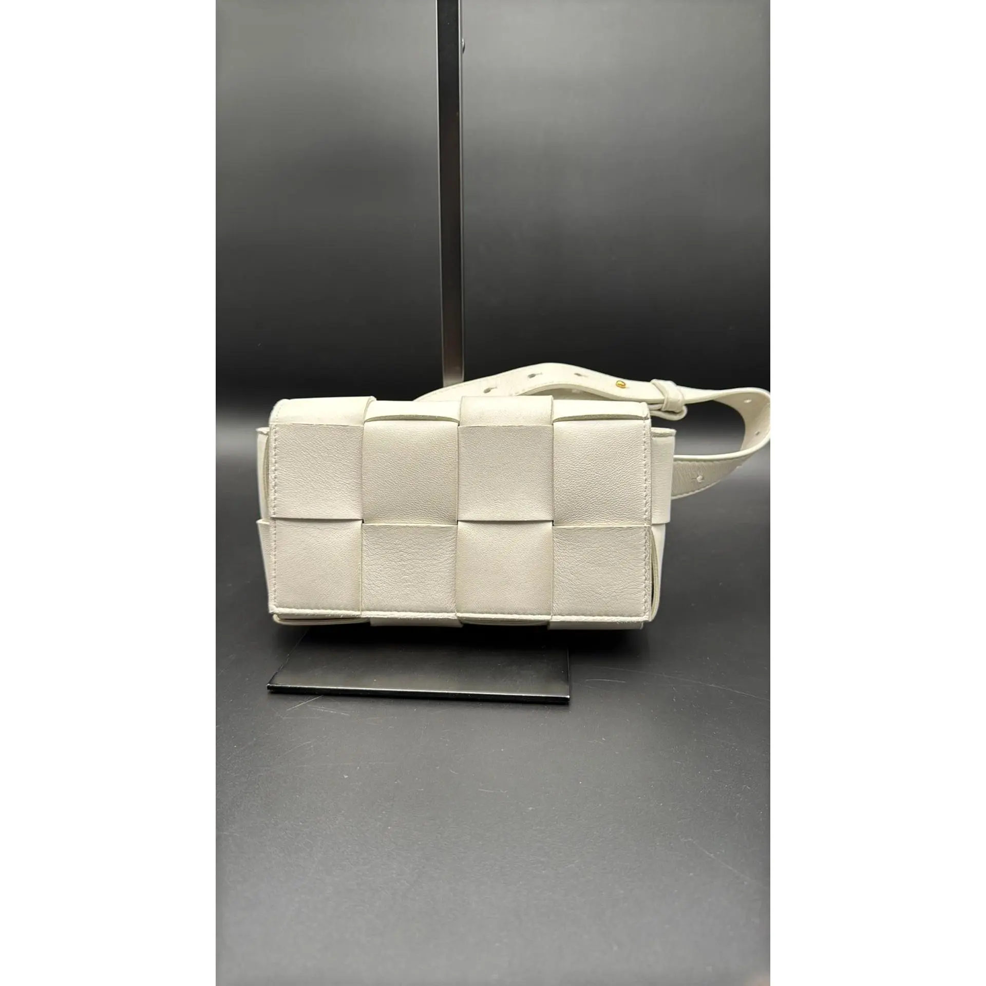 Pre-owned Leather Luxury Bags & Accessories Bottega Veneta Mini Cassette Bag, White Date Code: B09243856W. Entrupy ID: 74DK4XH.