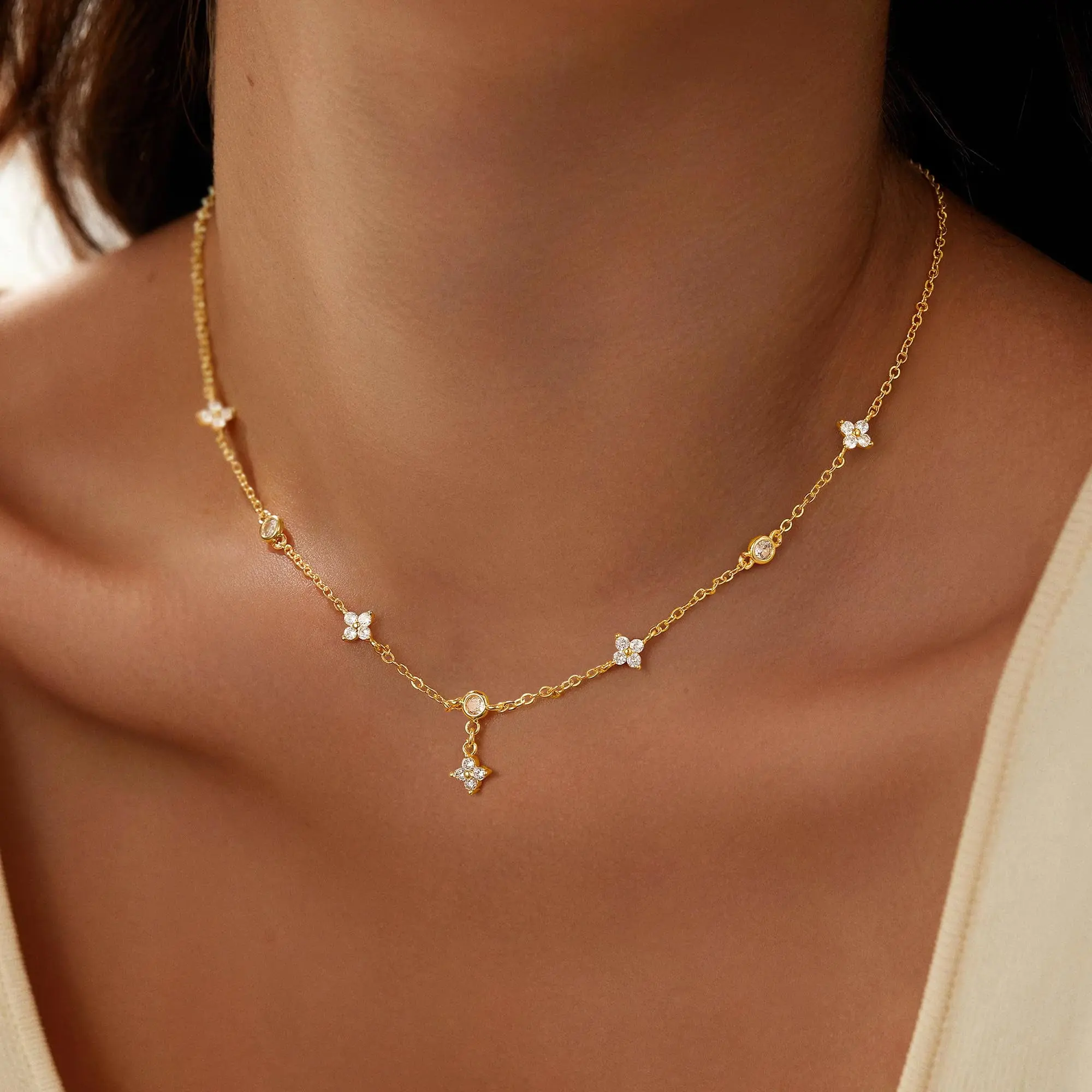 Women's Dainty Copper Choker Necklace, Casual Daily Female Jewelry with Cubic Zirconia Clover Charm Pendant, Trendy Gift, 17.5 In, Adjustable Size, Copper Base