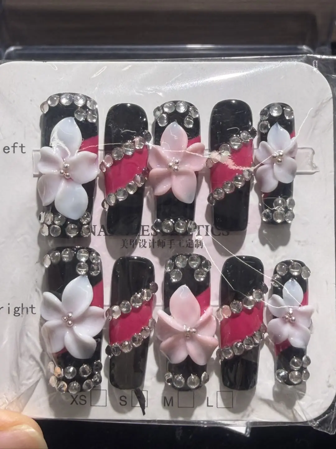 Aura(4297)gc.New custom-made nails are here.
