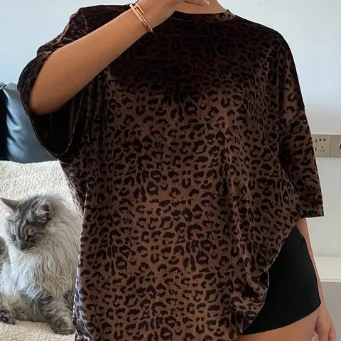 Women's Leopard Print Baggy Shoulder T-Shirt, Casual Comfy Tee, Casual Tops, Comfortable Fit for Daily Commute, Casual Wear, Streetwear, Stylish, Soft and Breathable Fabric, Top, Womenswear, Tee, Lady, Basic