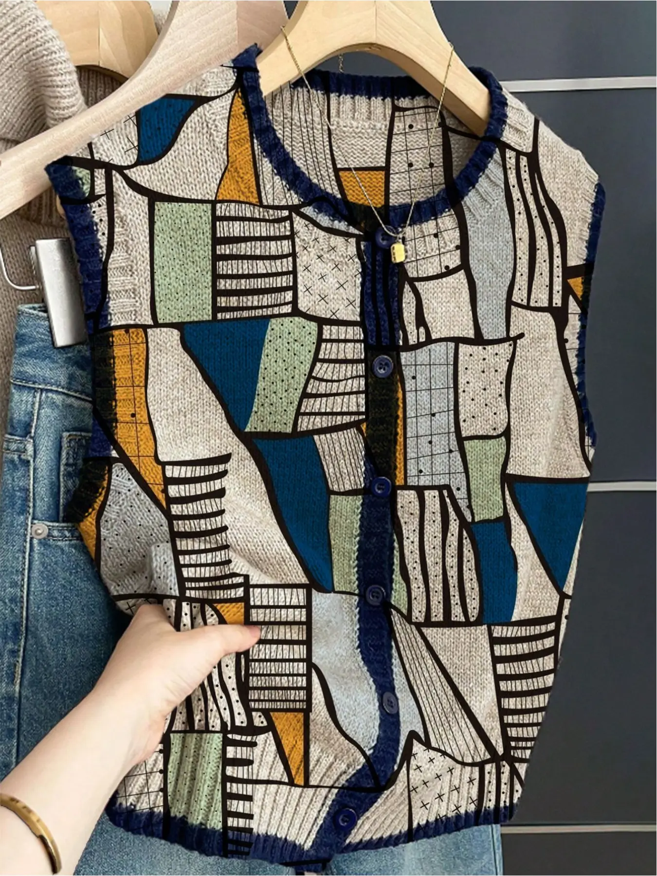 French retro style loose crew neck sleeveless color-block button khaki, Cropped, contrasting art graffiti print women's sweater vest, Vintage Washed Vest, suitable for spring and summer, vacation style