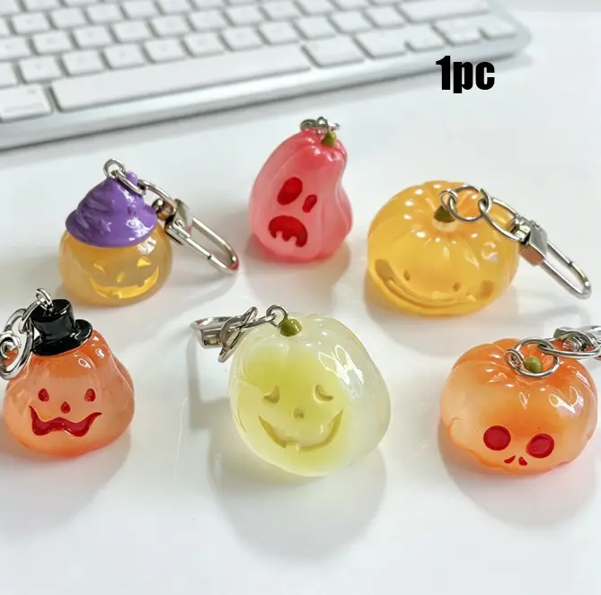 Glow‑in‑Dark Halloween Pumpkin Keychain, Cute Resin Jack‑o'‑lantern Bag Charm, Mini Festival Pendant Accessory for Halloween Gift Exchange