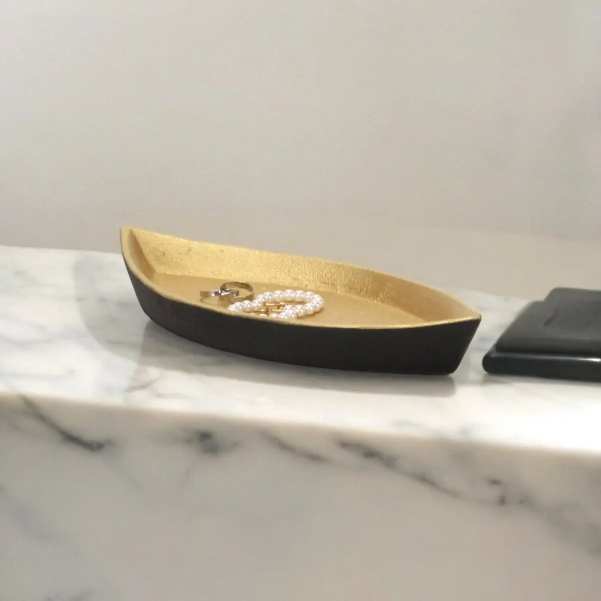 Cheungs 6028BK Stylish Handmade Shaped Black & Gold Cast Iron Boat Dish, Kitchenware Plates for Dining & Serving