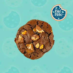 The Candy Bar Crunch - Big Bite Cookie Co. Sweet Dessert Chocolate Cookie With Gooey Caramel Core Honey Roasted Peanuts Snickers Pieces -   Food Snack