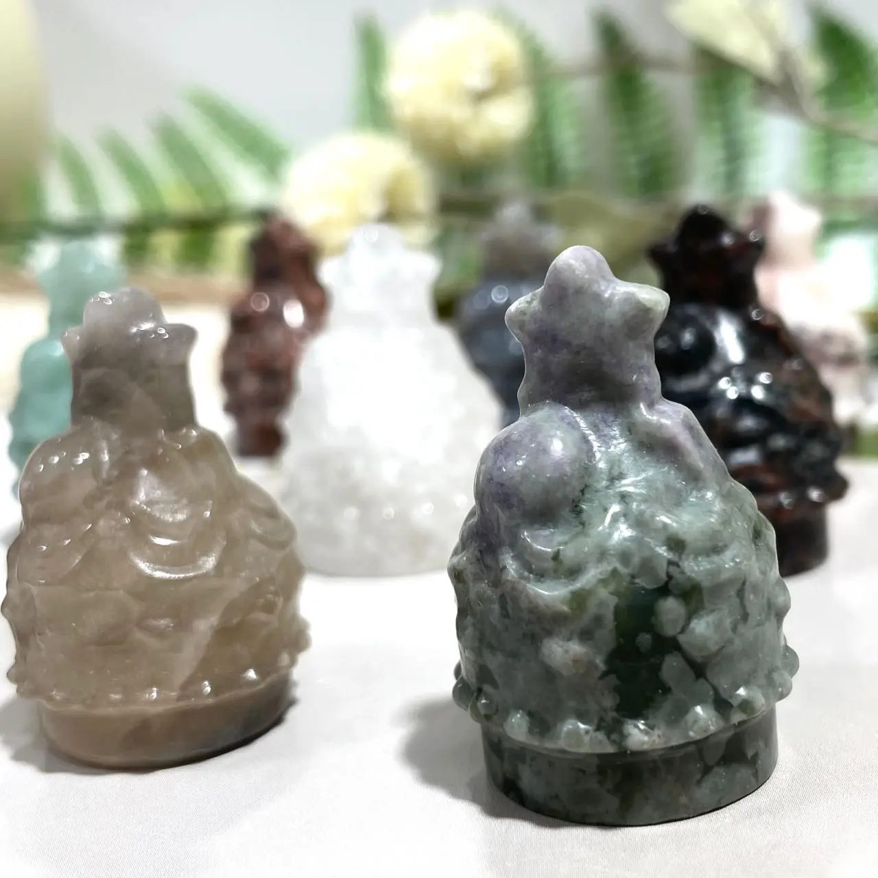 IG Crystal 6 Counts Different Material Christmas Hat Crystal Clear Quartz Rose Quartz Lavakite Red Obsidian Fire Quartz Amethyst Green Aventurine Healing Stone Home Decoration