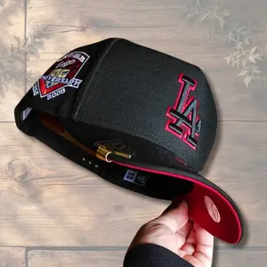 Black New Era 9FORTY Los Angeles Dodgers Curved Brim Baseball Hat, Red Embroidered LA Logo & Pink Undervisor, MLB Streetwear Cap, Limited Edition 2026 Urban Streetwear Gorra premium, moda urbana para hombres y mujeres