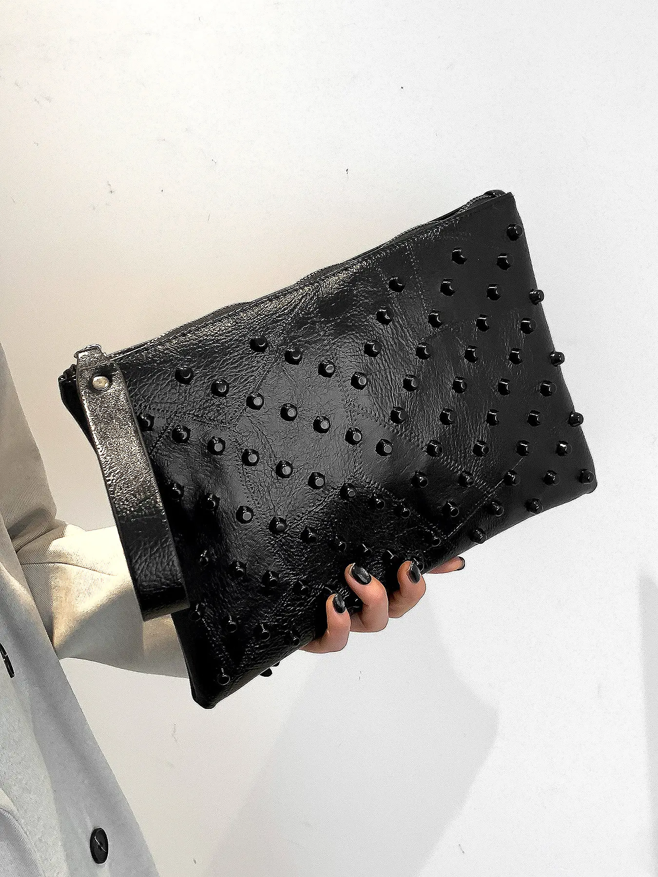 Niche design rivet decorated black Clutch Wristlet, Clutches Wristlets, Embellished Clutch, textured leather envelope bag, personalized evening bag, simple, trendy and versatile, suitable for attending dinner events, shopping and dating, etc.