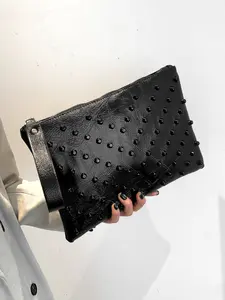 Niche design rivet decorated black clutch, textured leather envelope bag, personalized evening bag, simple and fashionable trendy and versatile, suitable for attending dinner events, shopping and dating, etc.