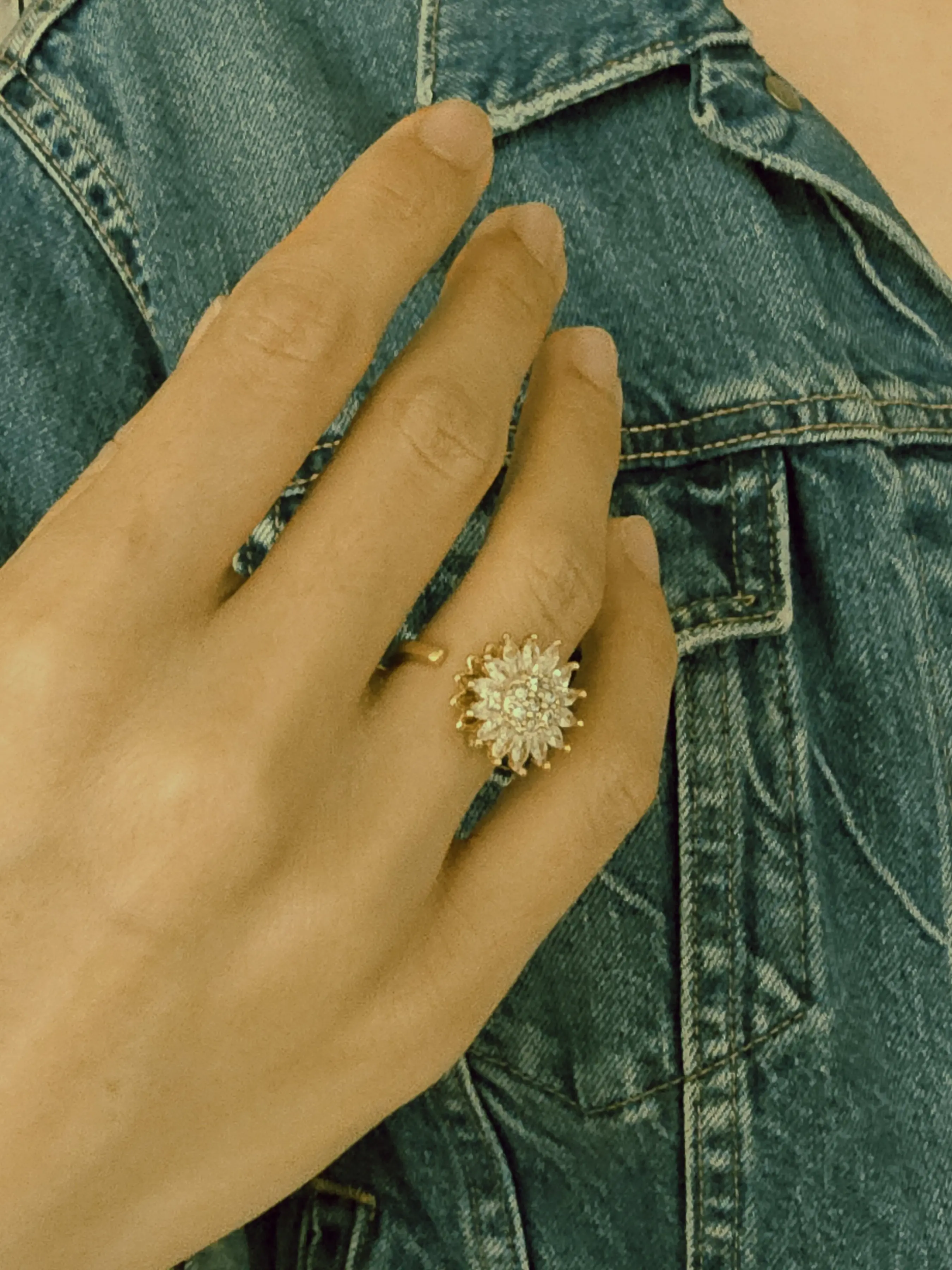 360° Rotatable Zircon Sunflower Ring, Anxiety Relief Jewelry, Perfect Gift for Friendship and Family, Stress-Reducing Accessory